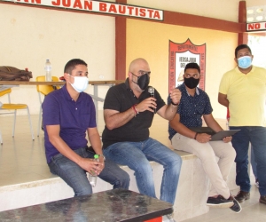 Checho Serrano hablando con la comunidad de campesinos de El Retén.