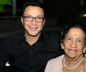 El gobernador Caicedo y su madre Dora Omar.