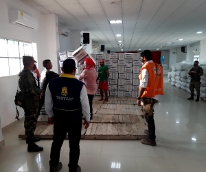 Momento en que los cargamentos de ayuda eran entregados a personal de la Gobernación.