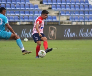 Sherman Cárdenas rematando al arco de Robinson Zapata ante la marca de Fabián Mosquera.