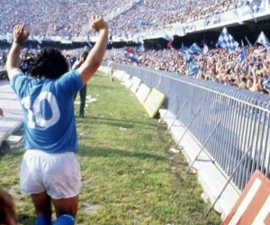 Maradona en un partido con el Nápoli.