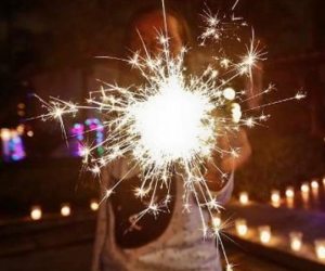 Evite el uso de la pólvora y cuide a los niños al encender las velas.