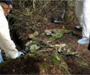 Estaban enterrados en un terreno baldío en el barrio La Esmeralda.