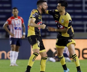 Federico Pereyra y Raúl Osorio de Coquimbo celebran un gol.