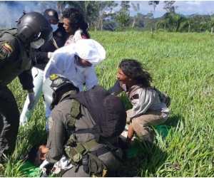 La Policía Nacional dispuso una aeronave helicóptero Huey PNC 0742, equipada con tres enfermeros uniformados para el traslado del menor. 