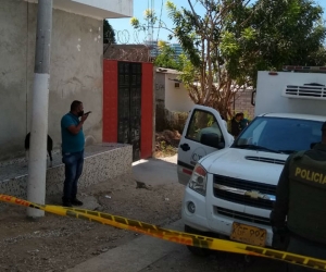 El CTI durante el proceso de levantamiento del cadáver.