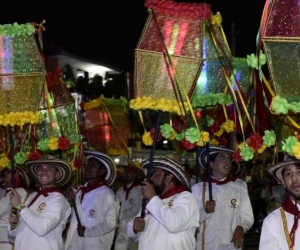 Faroles durante el desfile la noche de Guacherna.