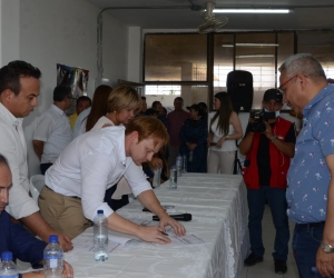 El director del Uspec, Ricardo Varela, firma las actas de inicio de los dos proyectos carcelarios. 