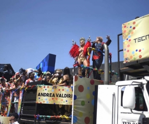 En el tráiler de la Ventana al Mundo iba Gente de Zona, Carlos Vives y la modelo Andrea Valdiri.