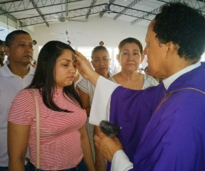 Católicos cumplieron con la cita en las iglesias de Santa Marta.