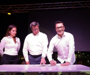 Momentos cuando el gobernador Carlos Caicedo firmó el convenio con la Superintendencia de Registro y Notariado, a cargo de Rubén Silva Gómez.