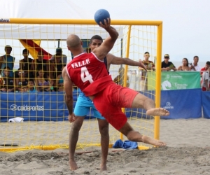 Fútbol mano en playa.