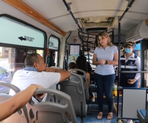 Virna Johnson, alcaldesa de Santa Marta, monitoreando las medidas tomadas en su decreto.