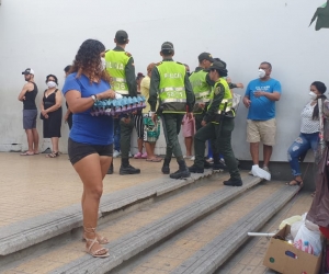 En las filas externas o internas deberán mantener una distancia con la otra persona de 2 metros con el fin de prevenir cualquier contagio del Covid-19.