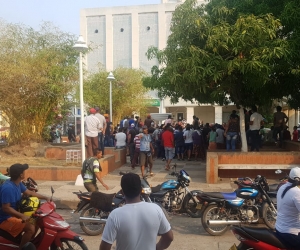 Aglomeración en El Banco para recibir alimentos de la Alcaldía.