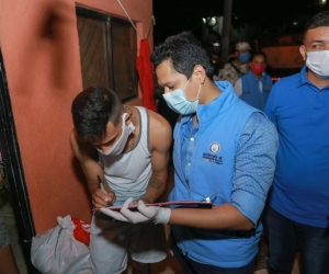 Entrega de mercados en Santa Marta.