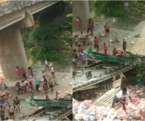 El conductor se cayó del puente a bordo de la tractomula; las personas de la comunidad cargaron con parte del arroz que transportaba.