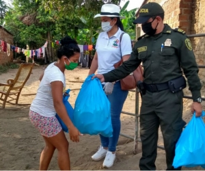 Entrega de ayudas en Zona Bananera.