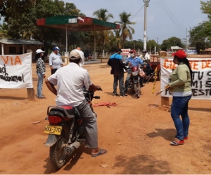 Vigilantes voluntarios en las entradas a Guamal.