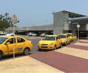 Taxistas que laboran a las afueras del centro comercial Buenavista.