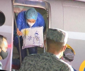 Valeria Guerrero descendiendo del avión para reencontrarse con su familia.