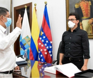 Jesús Francisco Molina Peñaloza, nuevo gerente del Hospital de Ciénaga junto al gobernador, Carlos Caicedo.