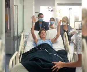 La presentadora Daniella Álvarez al salir de cirujía por masa que fue encontrada en su estomago. 