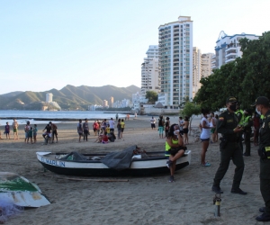 En las playas de Santa Marta hay una aparente normalidad, pese a las prohibiciones.