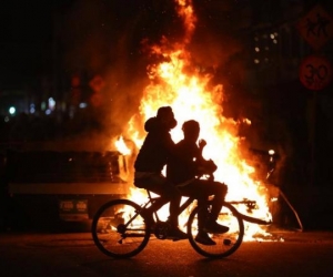 Continúan las manifestaciones en las noches por la muerte de Javier Ordóñez. 