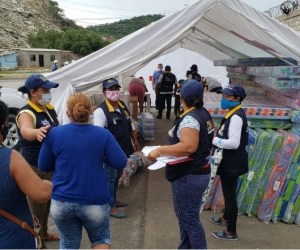 Entrega de ayudas a familias damnificadas por el deslizamiento.