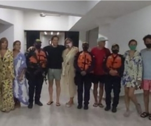 Laura Tobón y su familia después de ser rescatada en la Ciénaga Grande de Santa Marta. 