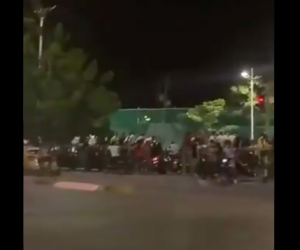 La cancha Los Pericos, del barrio Los Ángeles, fue el escenario de un partido que convocó a muchas personas del lugar, desatendiendo protocolos de bioseguridad. 