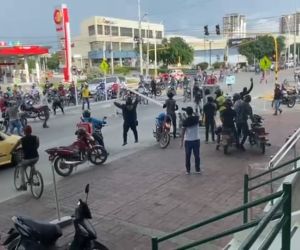 Momento en que derriban la cámara de detección electrónica en la avenida del Ferrocarril con avenida del Río.