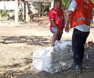 Durante el recorrido entregaron más de 2000 sacos para ser utilizados como muros de contención y así evitar que el agua siga desbordándose.