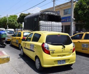 Conductores de taxi y de buses podrán vacunarse en una jornada especial.