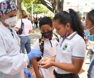 Con el fin de inmunizar a la mayor cantidad de estudiantes. 