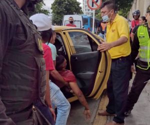 Momento en que el hombre llegó a la clínica.
