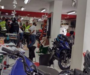 Interior del establecimiento comercial hurtado en la tarde de este miércoles.