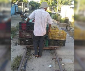 Este hombre fue sorprendido vendiendo frutas y verduras en plena vía férrea.