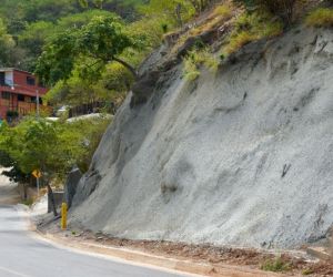 Muro de contención en la vía a Taganga.