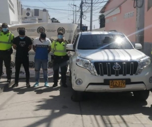 Capturados por presuntamente haber robado un vehículo en Barranquilla.