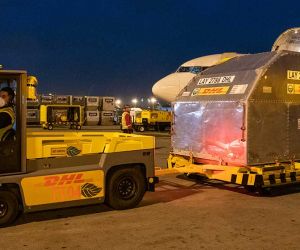 Este sábado, llegaron 958.000 vacunas en un vuelo de la empresa aérea KLM, con ruta Pekín-Ámsterdam-Bogotá.