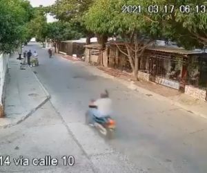 Este es el momento en que tres personas realizan un hurto en Miraflores.