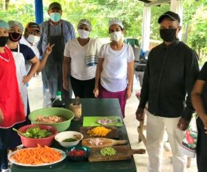 Cocina con pobladores de la Sierra Nevada.