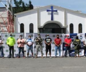 Armada de Colombia y la Policía capturan ocho personas por el delito de microtráfico.