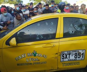 El taxi recibió más de 20 impactos de bala.