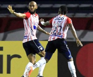 Freddy Hinestroza celebrando su gol con Fabián Viáfara.