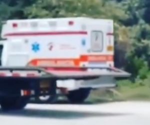 Una de las nuevas ambulancias entregada por la gobernación se quedó varada en la Y de Ciénaga y tuvo que asistirla un carro taller para desvararla.