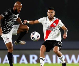 Acciones del partido entre Junior y River.