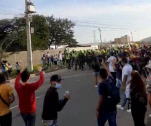 Resalta la importancia de que las protestas se realicen de manera pacífica y condena cualquier tipo de acción violenta.